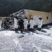 Imagen referencial. En abril pasado, en Guayllabamba, un bus se impactó contra un camión que transportaba pintura.