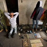 Militares intervinieron un inmueble en Cotocollao, Quito, donde encontraron armas, presunta marihuana, dispositivos móviles y prendas similares a uniformes militares.