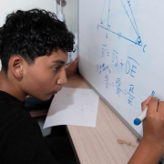 Juan Diego Espinosa, de 14 años, estudia en el ISM North, en Quito. Estuvo en Vietnam, en una competencia internacional de matemáticas, en agosto 2026.
