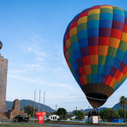 Los globos aerostáticos se elevan sobre la Mitad del Mundo durante el festival, ofreciendo a los visitantes una perspectiva diferente del paisaje.