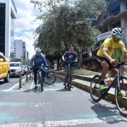 Convivencia. Ciclistas y usuarios de scooters circulan por vías con señalización insuficiente, lo que dificulta delimitar cada espacio.