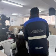 Más de 30 personas fueron encontradas durante el operativo en un inmueble de Iñaquito, donde las autoridades identificaron espacios equipados con cubículos.