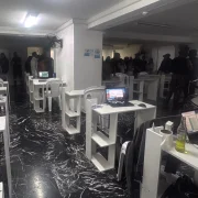 Los agentes encontraron estaciones de trabajo y dispositivos con mensajes extorsivos, amenazas e imágenes violentas durante la intervención al centro de llamadas.