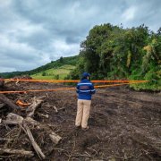Daño ambiental. La maquinaria pesada destruyó 140 árboles nativos, afectando troncos, ramas y raíces de especies que ya no pueden recuperarse.