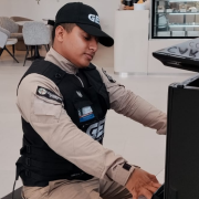 Billy Asencio, guardia de seguridad, toca piano en el Onco Center de la UEES.