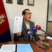 El concejal Andrés Campaña presentó el informe de Contraloría sobre la compra de seis camiones recolectores de basura adquiridos por Emaseo.