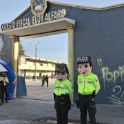 La Policía Nacional estuvo presente en el colegio fiscal Eloy Alfaro como parte del Plan Escudo para reforzar la seguridad durante el regreso a clases.