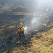 Bomberos controlaron el incendio forestal registrado en Ontaneda Alta, Conocoto, y realizan labores de enfriamiento en puntos calientes.