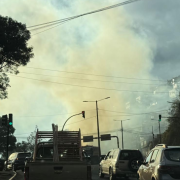 Una quema de pastizales se observó en la Autopista General Rumiñahui, la tarde del 2 de septiembre del 2026.