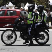 Agentes de tránsito verifican el cumplimiento del Pico y placa en Quito.