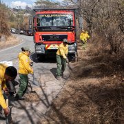 Prevención. Moradores de El Cebollar y Bomberos limpiaron la avenida Los Conquistadores para eliminar material combustible antes de la época seca.