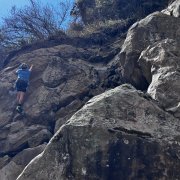 La experiencia de escalar en roca natural es accesible en Quito, con el acompañamiento de un experto y equipo especializado.