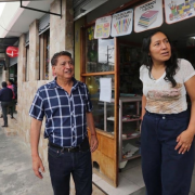 Fernando Adame y Maribel Sandoval, vecinos de la Atahualpa, barrio del sur, que organizan programas como las fiestas de Quito, Día del Niño, etc.