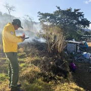 El Cuerpo de Bomberos identificó quemas de basura, maleza, desechos, troncos y ramas en varios sectores de Quito.
