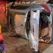 El vehículo se impactó contra el muro de una vivienda en San Carlos, en Quito.