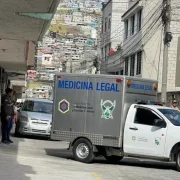 Medicina Legal llegó al inmueble de Quitumbe para realizar el levantamiento de los cuerpos y trasladarlos a la morgue para las autopsias.