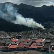 La columna de humo se divisó desde varios sectores del norte de Quito.