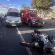 En un siniestro en la av. Simón Bolívar, en la Loma de Puengasí, un motociclista falleció. Un bus estuvo involucrado.