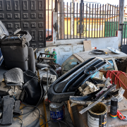La intervención de una mecánica en Quito permitió encontrar vehículos y piezas presuntamente vinculados a reportes de robo durante un operativo.