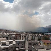 Una gran columna de humo del incendio forestal en Catzuquí de Moncayo fue visible desde diferentes sectores del norte de Quito este domingo.