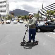 La regulación de scooters y motos eléctricas en Quito contempla sanciones y controles para mejorar la seguridad vial de peatones y conductores.
