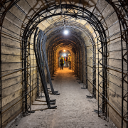 Entre estructuras metálicas y hormigón, trabajadores construyen el túnel que recogerá aguas residuales de sectores de Collaquí y La Esperanza.