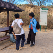 Tres menores fueron sorprendidos intentando encender una fogata en Collaquí, donde los equipos de emergencia actuaron antes de que iniciara un incendio.