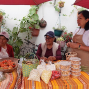 Ligia, Rosalía y Bella Criollo (de izquierda a derecha), en el Mercadito Agroecológico, en San Antonio de Pichicha.
