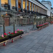Las vallas no se retiraron del todo. Ahora se alternan con las nuevas jardineras.