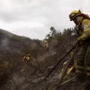 Las condiciones del terreno y los fuertes cambios en la dirección del viento complican el trabajo de los equipos de emergencia en el Casitagua.