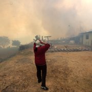 El incendio en Casitagua afecta la calidad del aire por el humo y ceniza, generando riesgos para habitantes de sectores cercanos.