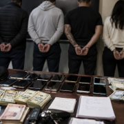 Referencia. Cuatro ciudadanos extranjeros fueron aprehendidos en Carcelén Bajo, durante un operativo policial que investigó presuntos préstamos extorsivos.