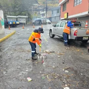 Personal de la Epmmop realizó labores de limpieza tras el desbordamiento de la quebrada Caupicho, en el sur.