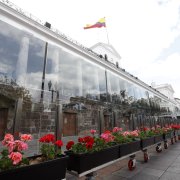Los nuevos cercos de vidrio, acompañados por geranios, rodean la Presidencia y cambian la imagen del entorno frente al Palacio de Carondelet.