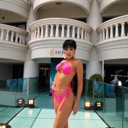 La representante de Ecuador lució un traje de baño fucsia durante su presentación en Bangkok.