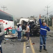 El siniestro entre un bus, un camión y un automóvil ocurrió en Tambillo, cantón Mejía, y obligó al cierre total de la vía.