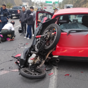 Ruta Viva registra siniestro entre una motocicleta y un automóvil y causa congestión hacia Quito