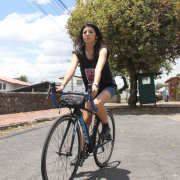 Jazz Armas cuenta que hasta las 20:00 se siente segura en la urbe, en bici. Si se queda hasta las 23:00, avanza como “gata asustada” hasta llegar a casa.