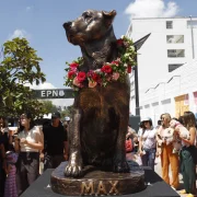 La escultura de Max se encuentra en la esquina de la avenida Isabel la Católica y Alfredo Mena, cerca de uno de los ingresos de la Politécnica Nacional.