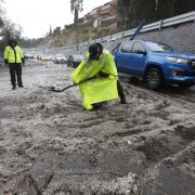 La av. Occidental, en el sector de la Mañosca, se cerró por la presencia de granizo.