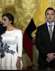 Fotografía de archivo del 23 de noviembre de 2023 del presidente de Ecuador, Daniel Noboa (d), junto a la vicepresidenta, Verónica Abad (i), durante un acto protocolario en el Palacio de Carondeletale