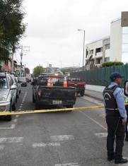 Agentes de la Policía custodian los exteriores del área de emergencia, donde se registró la balacera en el Hospital Pablo Arturo Suárez de Quito.