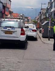 Agentes de la Policía y AMT cercaron la calle J de Solanda para realizar las investigaciones de la muerte violenta.