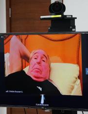 El expresidente Abdalá Bucaram asiste al juicio de forma telemática desde su residencia, alegando problemas de salud.