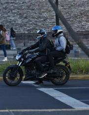 personas en moto
