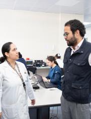 Lama supervisa la entrega de medicamentos en el Hospital Carlos Andrade Marín