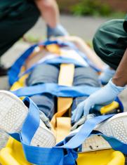 equipo-paramedico-rescatando-un-joven-paciente-critico