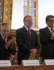 Enrique Ayala Mora recibe homenaje en el Convento Santo Domingo de Quito por su trayectoria académica y como historiador.