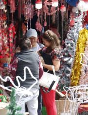 Los colores y objetos decorativos de la Navidad se posan en distintos puntos de la ciudad, con conciertos y ferias, para atraer a los visitantes.