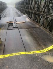 Las láminas de acero del puente sobre el río Marker se dañaron, por lo que el paso vehicular fue suspendido en ese ducto de la vía Quito - Lago Agrio.